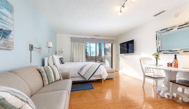 🏖️ Lovely Beachside Studio @ The Shores | Deck + Bay Views + Champagne Welcome ➠ 5679 in Williamsburg