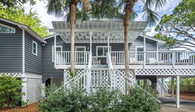 Lovely Home on Deep Water/Dock/Short walk to Beach/Pets Considered.