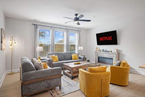 Lux Downtown Condo Rooftop Terrace EV Charger!