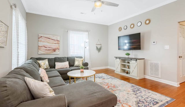 *Lux Modern Townhome * Downtown* King Beds * Duke*