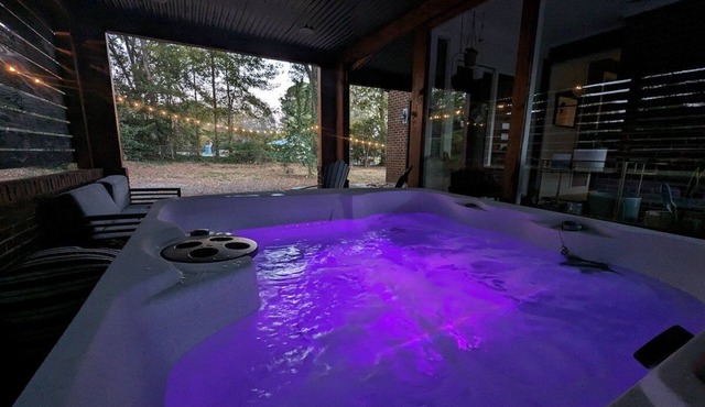 Luxe | Hot Tub | Firepit | Heat Floors | EV | Walk2Matthews