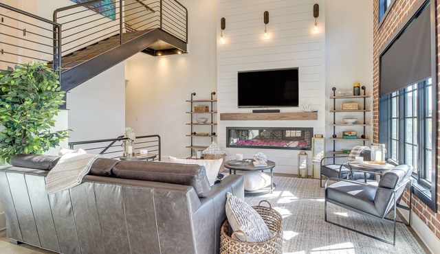 Luxe Savannah Townhome: 1 Mi to Historic District