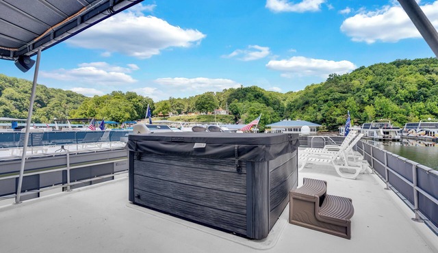 Luxurious Five Bedroom Houseboat Retreat on Center Hill Lake