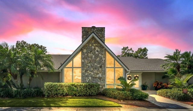 Luxurious lakefront/pool home near theme parks in Florida