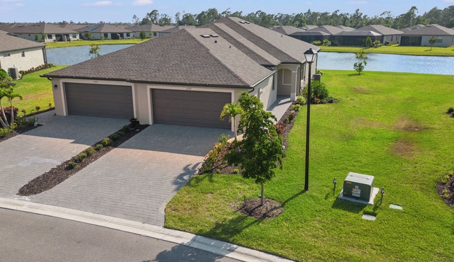 Luxurious new villa with water view in Gated Community free wifi