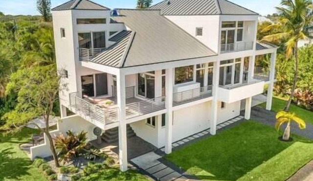 Luxurious Retreat At The Whispering Palms