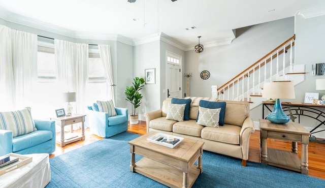 Luxurious Townhome Near Park with Private Parking by Lucky Savannah