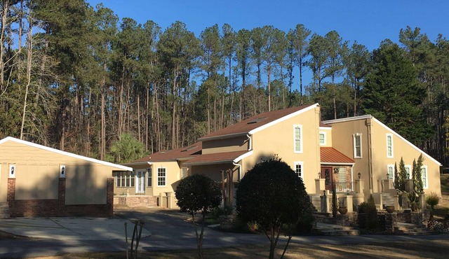 Luxurius 5 bedroom/5 bath home perfect for entertaining and great for Masters
