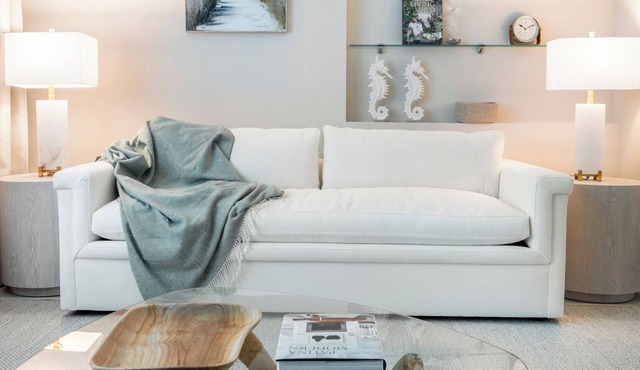 Luxury 1-bedroom Beachfront condo with WiFi, AC in Sounth Miami Beach
