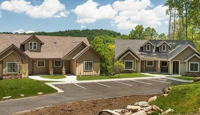 Luxury 2- Bedroom Townhome in the Mountains of NC