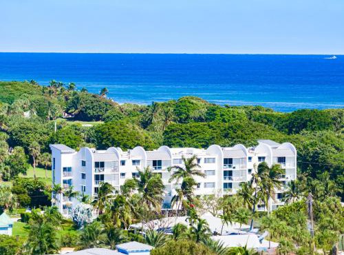Luxury - 2BR 2BA - Balcony - Right Across From the Beach