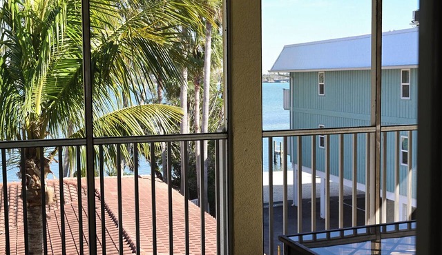 Luxury 2BR Condo with Jacuzzi & Screened Lanai