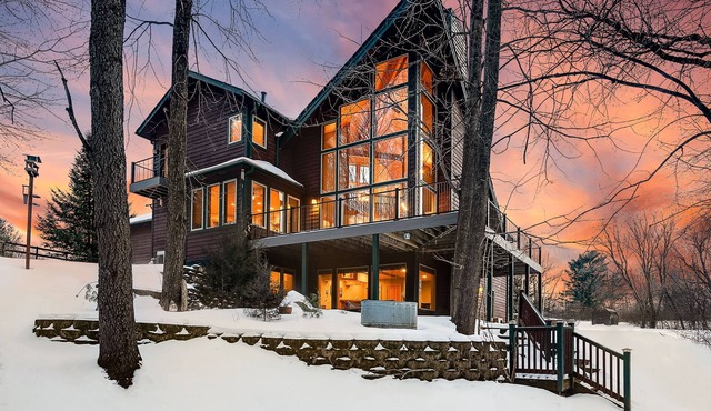 Luxury 4BD/3BA Custom Home-12 Acres - Sauna, Jet Tub, Theater, 3 Gas Fireplaces in Scandia