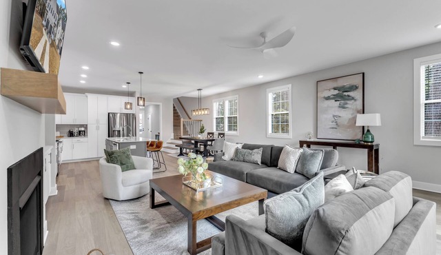 Luxury 4BR Townhome Walk to Shops 5 Mins to North Hills