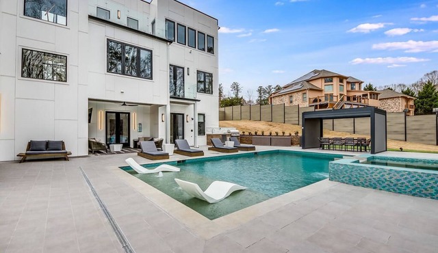Luxury 5BR House with Pool, Hot Tub, Basketball