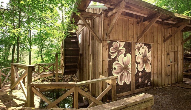 Luxury Cabin for Two with Beautiful River Views near Knoxville in Greeneville