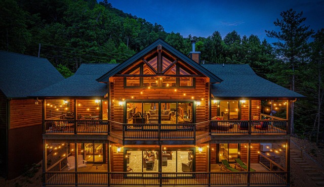 Luxury Cabin with Epic Mountain Views Hot Tub 10 Min to Cades Cove