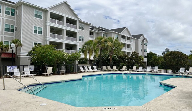 Luxury Condo 2 miles to the beach! Great for traveling Nurses!