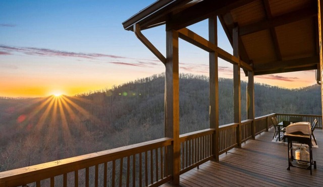 Luxury Condo, King Suite, Amazing View, Peace, and Hiking! in Sylva