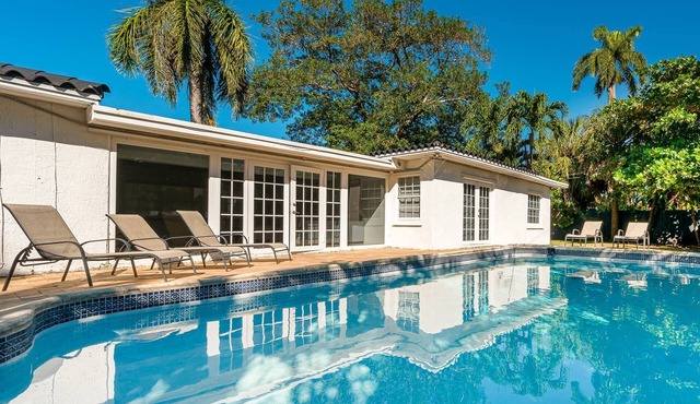 Luxury Harbor Beach Home | 5 Bedrooms | Heated Pool | Game Room in Fort Lauderdale