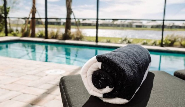 Luxury Lakeview Naples Villa- gated community w/private, heated saltwater pool