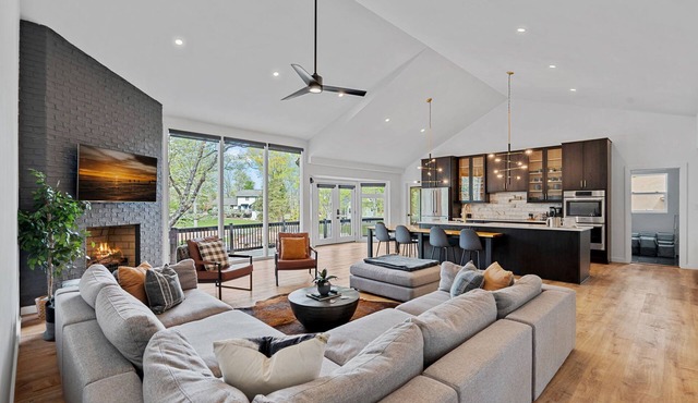 Luxury on the Lake - Waterfront, Private Dock, Kayaks, Paddle Boards, Fire Pit