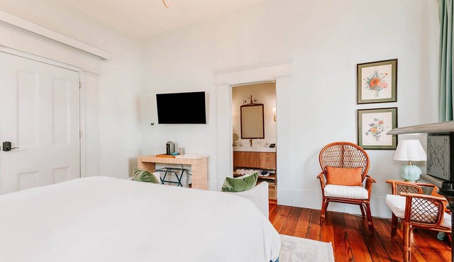 Luxury Private Suite in Boutique Historic Inn The Athenian- Downtown Location