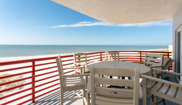 Luxury Unit - Top Floor Balcony on the Gulf- Crimson #302