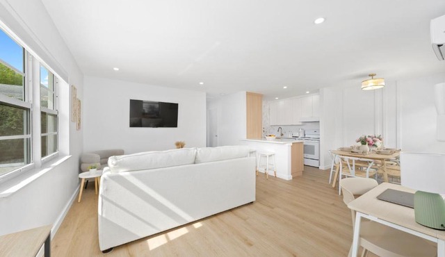 M Lake Worth Beach - Modern Villas Near West Palm Beach, Chic Retro Vibes, King Bed, Cozy Backyard, BBQ, Workspace, High-Speed Internet, Free Parking, 5 Minutes to Downtown & Beach