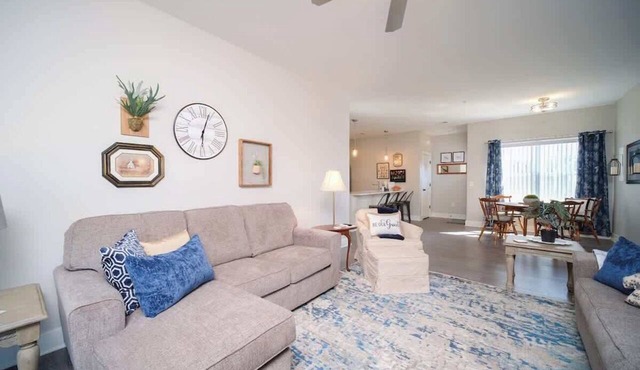Main Floor Cozy 2 Bedroom Condo with a master suite in Bettendorf in Bettendorf