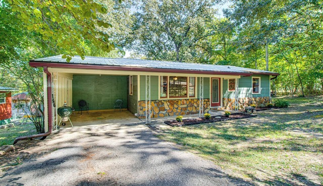 Mammoth Spring River Retreat: Family Gem, Big Yard in Mammoth Spring