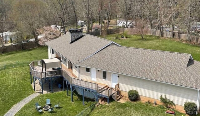 Massive 4 bedroom home/Sleeps 19