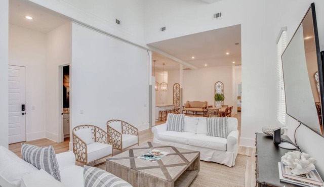 Massive Condo Sleeps 12 with Pool at North Beach