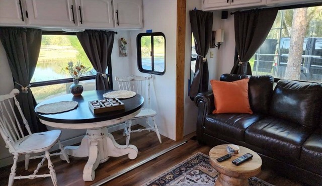 Matilda, Tiny Home: Charming 5 Acre Oasis w/Gazebo, Hot Tub, Garden & Chickens
