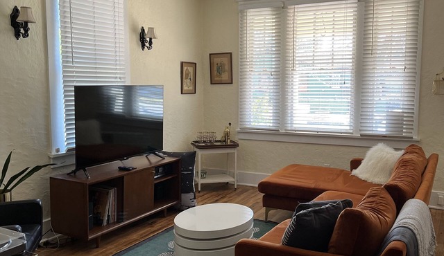 Mid Century Bungalow in Old Town - walk to Downtown Augusta!