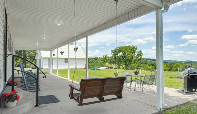 'Milton Valley Stay' w/ Valley View & Porch Swing!