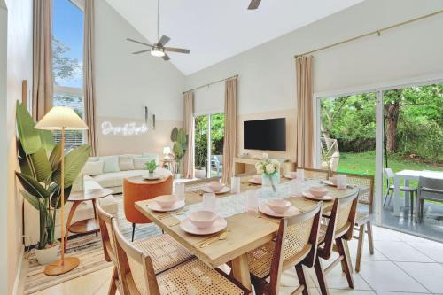 Minutes 2 Jupiter Beach SaltwaterPool BBQ Playroom