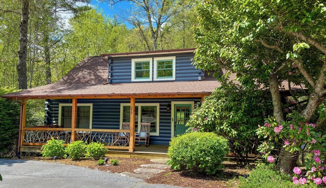 Minutes to Town, Lake, & Hiking + 2 Fireplaces & Trail Access