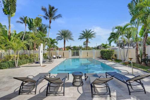 Modern 1BR Retreat with Pool at Lake Worth