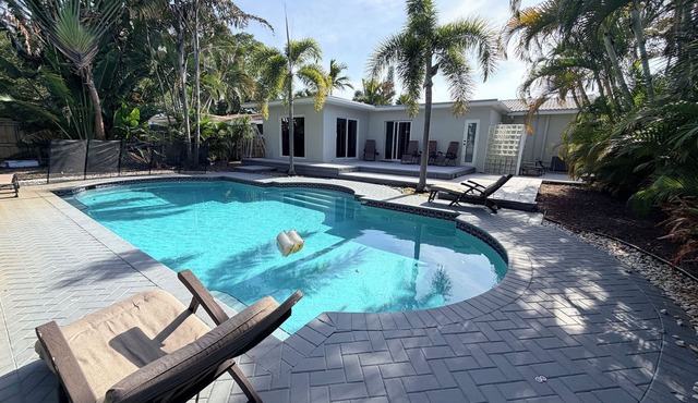 Modern 2/2 Pool Home: 5 Min to Beach & Galleria – Pets Welcome!