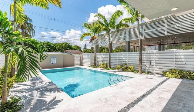 Modern 2-bedroom apartment w/Pool near beach and airport