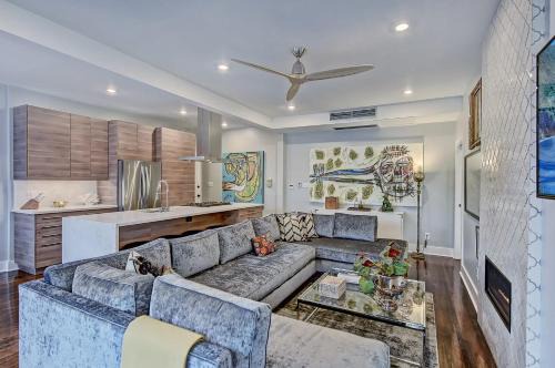 Modern 2BR Condo with Sunroom near Uptown