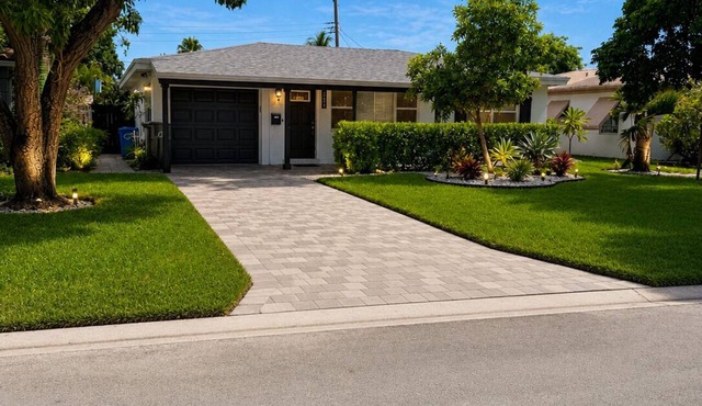 Modern 3BR Pool Oasis - Minutes to Beach & FLL