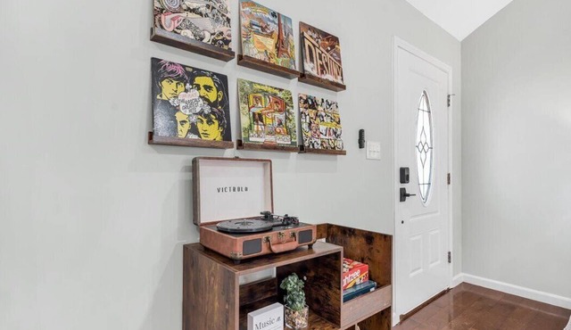 Modern and Cozy 3bd, Record Player, Dedicated Workspace, Fast Wi-Fi in Brookland