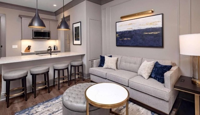 Modern Charleston Escape: Kitchen, Balcony & Historic District Strolls