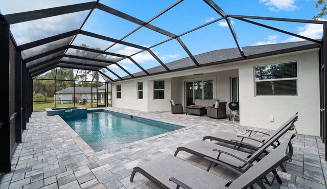 Modern Heated Pool Home Close To Downtown Shopping