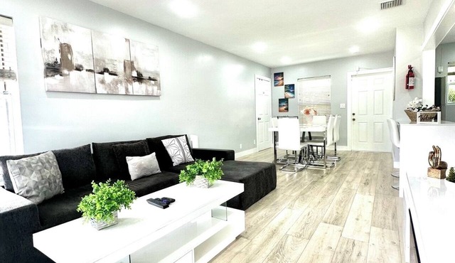 ✨ Modern home with BBQ and garden, near downtown