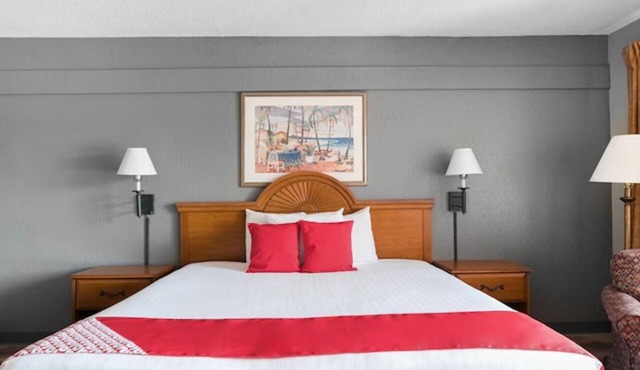 Modern King Bed near Ocala Civic Theatre | Outdoor Pool | Free Parking in Silver Springs