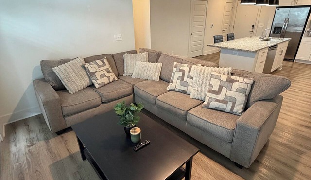 Modern King Suite Near Mercedes-Benz Stadium in Decatur