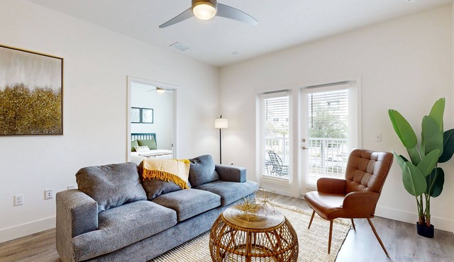 Modern luxury apartment w/private balcony, and shared pool in Gainesville